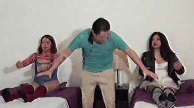 TRIO CON DOS MUÑECAS DIABÓLICAS