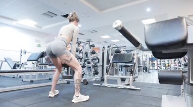 Horny Slut Masturbates in Public Gym