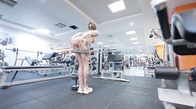 Horny Slut Masturbates in Public Gym