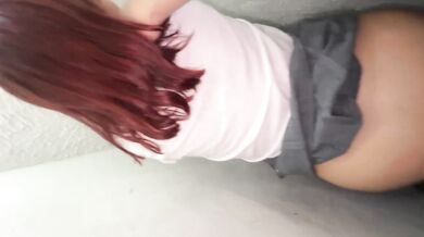 Mexicana ninfómana coge en los baños del colegio con un compañero