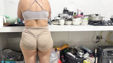 MADRASTRA MADURA DE GRNAN CULO BIEN CACHONDA EN LA COCINA