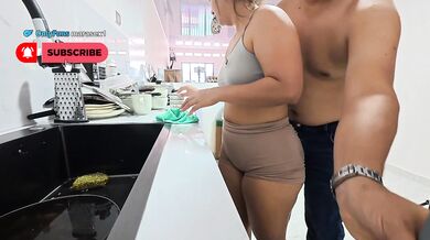 MADRASTRA CULONA RUEGA QUE ME CORRA ENCIMA DE ELLA