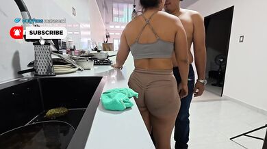 MADRASTRA CULONA RUEGA QUE ME CORRA ENCIMA DE ELLA