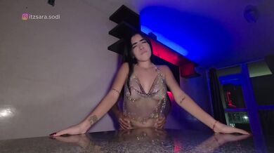 Que rico le rebota lo que esta debajo de su lencería