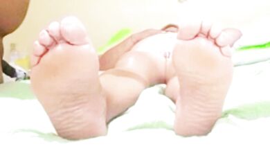 Foot massage for mature milf ends in a delicious pussy licking