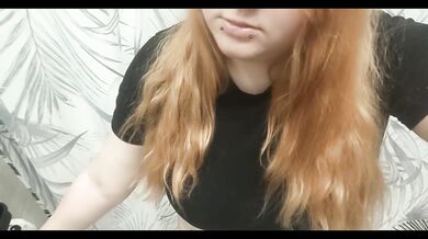 Готовлюсь к лету, проверяя свой топик под душем, и оцениваю то, на сколько красиво в нем будут просвечивать мои сосочки
