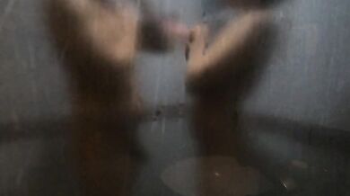 My friend has a natural body, look how she bathes