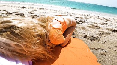 Real Amateur Couple Fucks on the Beach – Blonde MILF Cums Twice & Gets Covered in Cum