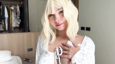 Her shimmering pussy begs for deepthroat