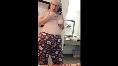 5 mins of hot milf being naughty. Masturbation, sucking my titties, spreading my pussy, revealing my tits!