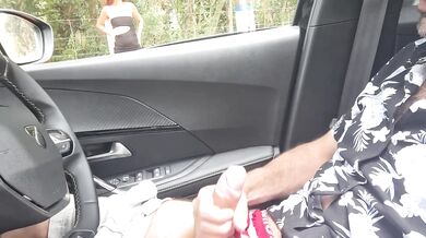 Punheta arriscada para linda ruiva safada em público!