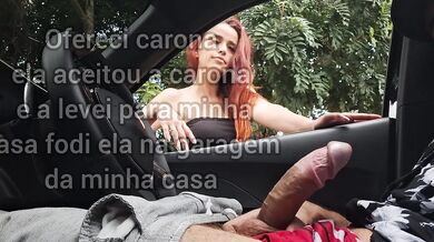 Punheta arriscada para linda ruiva safada em público!
