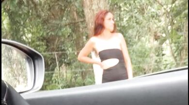 Punheta arriscada para linda ruiva safada em público!