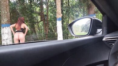 Punheta arriscada para linda ruiva safada em público!