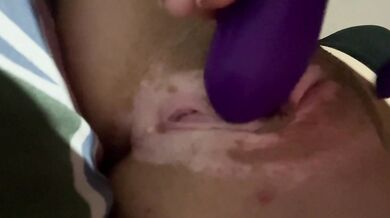 Tocando mi vagina vibrando