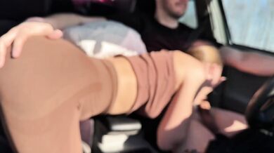 Instead of money, she paid the taxi driver with a blowjob