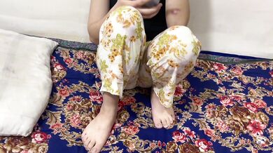 Telefon ile oynayan üvey kızımı siktim