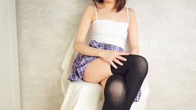 She couldn't hold back and squirted on the floor. The floor was all wet