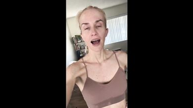 Skinny birthday blonde booty and leg workout