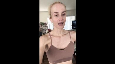 Skinny birthday blonde booty and leg workout