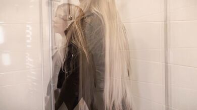 I desperately want to pee and the bathroom door is stuck