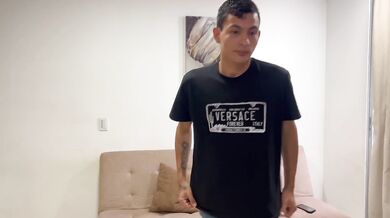 Invito a mi tímida hermanastra a bañarnos Para follarmela duro y correrme en su coño