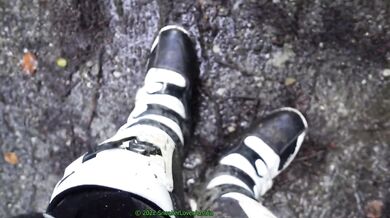 Bikers dirty lether suit and fox mx boots