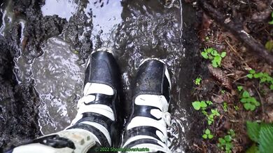 Bikers dirty lether suit and fox mx boots