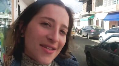 Chica de Piel Pálida Cumple su Fantasía Sexual al Aire Libre