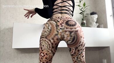 sexy blond twerk dance in tights