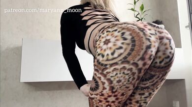 sexy blond twerk dance in tights