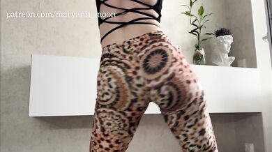 sexy blond twerk dance in tights