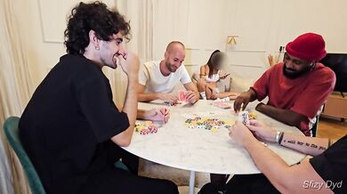è proprio una troietta INIZIATA COME PARTITA DI POKER, FINITA COME GANG BANG!