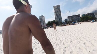 casada cai no papo doce do carioca na praia acaba convidando ele para sua casa e ganhando leite na buceta