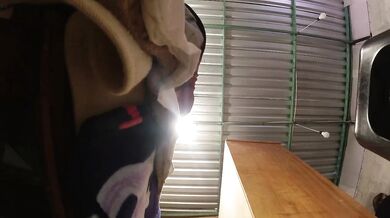 fetiches calientes!! estudiante se sube a una silla para que su padrastro la toque