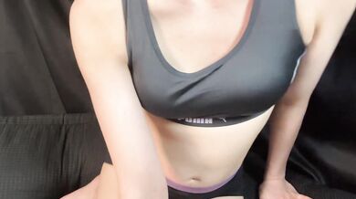 スポーツ用の下着でボーイッシュな恰好をした日本人主婦　Tomboy 無修正