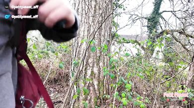 Je lui vide les couilles avec ma bouche pendant qu'on visite un manoir abandonné ????