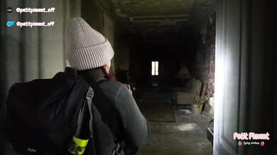 Je lui vide les couilles avec ma bouche pendant qu'on visite un manoir abandonné ????