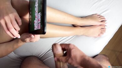 Stepsis Mia let me cum on her feet while gaming