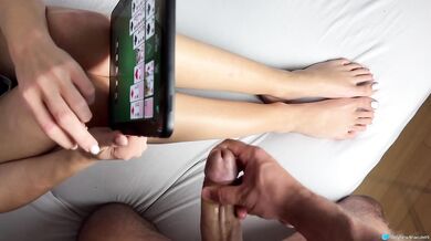 Stepsis Mia let me cum on her feet while gaming