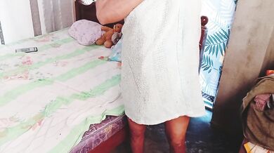 ටවල් එක පිටින් ඉන්නේ... මම ඇදුමක් ඇදන් එන්නම් ඉන්න