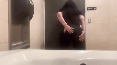 THE TEACHERS PUSSY WET IN STUDENTS BATHROOM