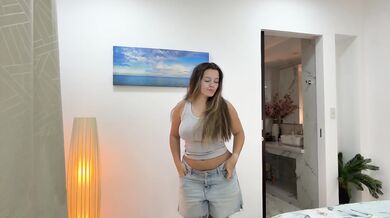 Curvy babe shows her big boobs and big ass when try on
