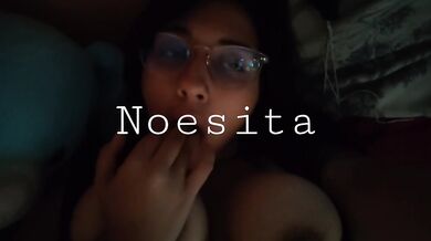 Noelia sola en su cama y muy caliente.