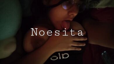Noelia sola en su cama y muy caliente.