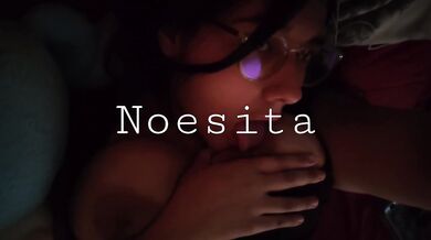 Noelia sola en su cama y muy caliente.