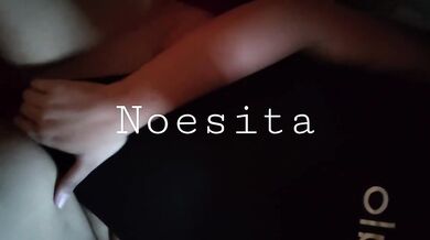 Noelia sola en su cama y muy caliente.