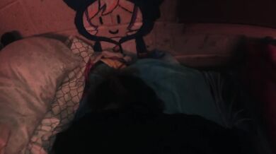 estudiantes se ponen cachondos y ella QUIERE su PLUG sin saliva en EL CULO, porno casero REAL