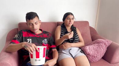 Sorprendo a mi timida hermanastra con mi enorme polla en su comida favorita