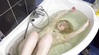 CURVY BLONDE IS HAVING FUN UNDERWATER